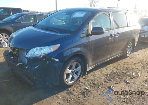 2019 Toyota Sienna Le 8 Passenger z USA, uszkodzony, nr VIN 5TDKZ3DC6KS970505
